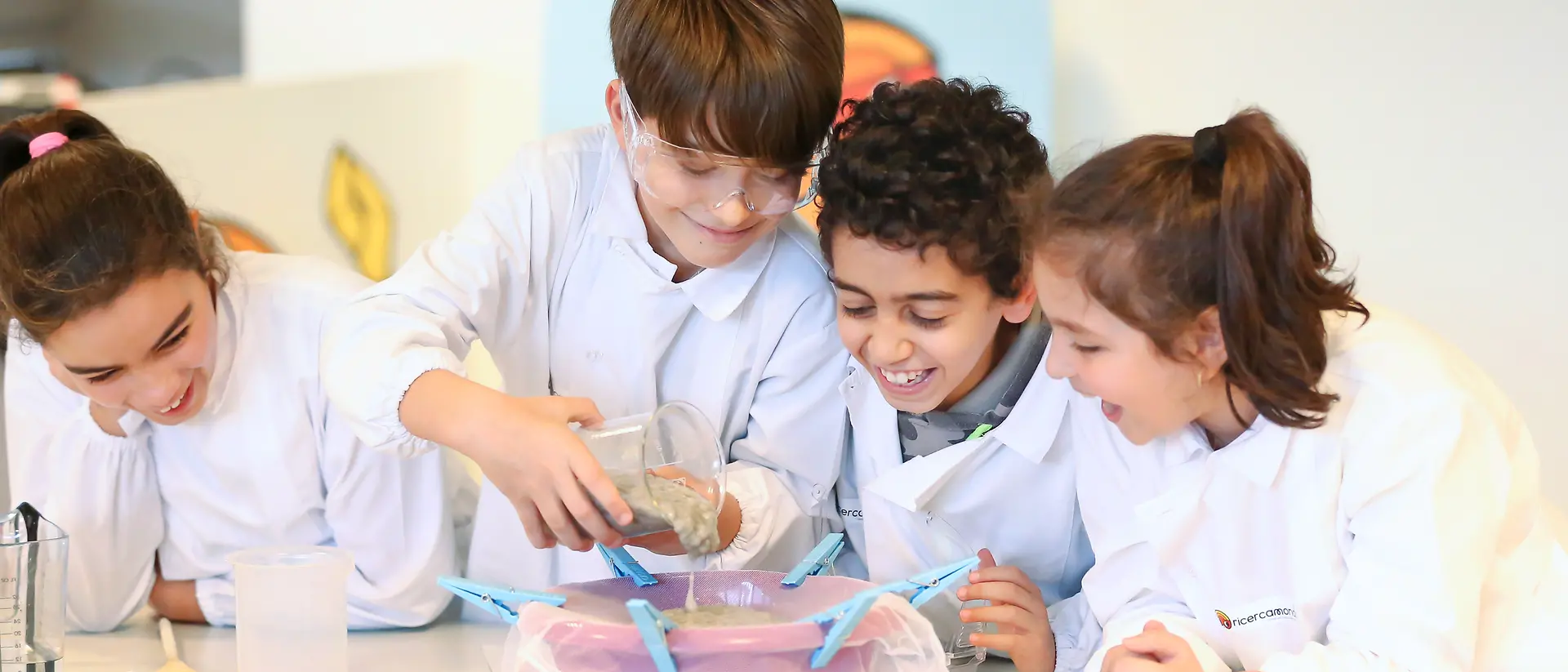 Educatieprogramma Henkel Researchers World: 4 kinderen doen een experiment