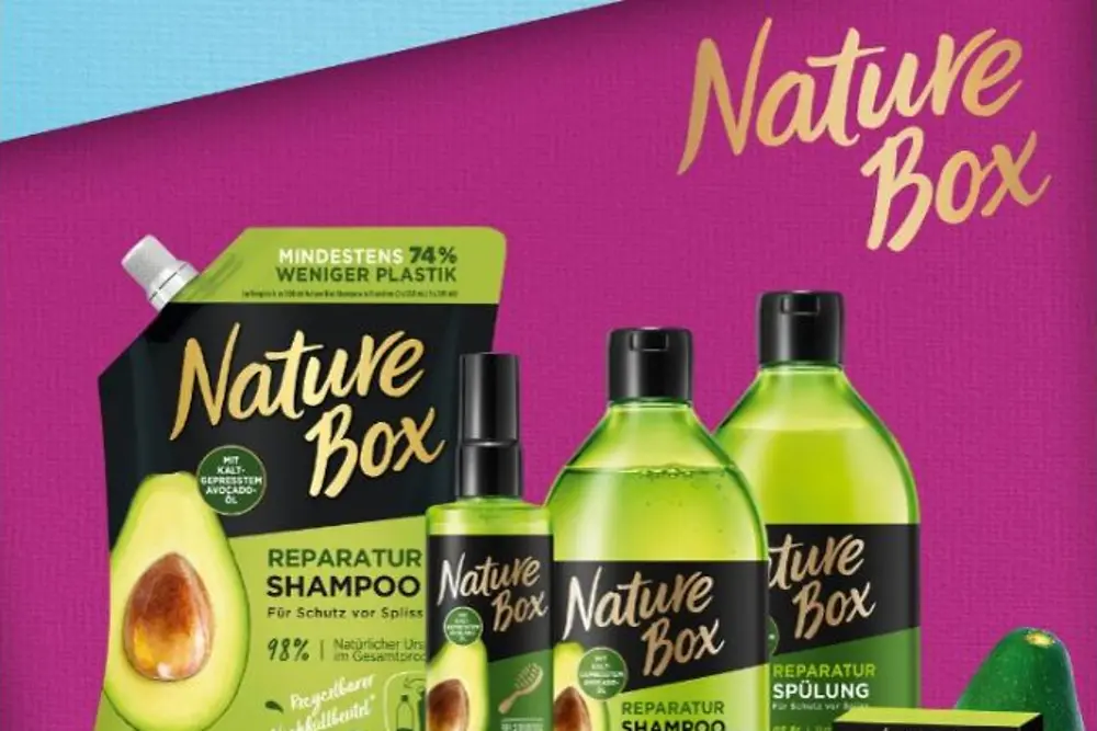 Groene flessen Nature Box producten voor een roze achtergrond