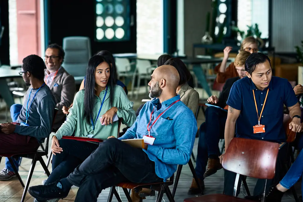 Publiek dat een zakelijke conferentie bijwoont.