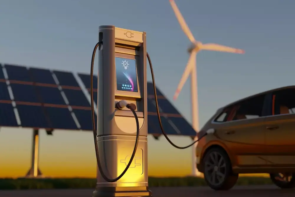 Oplaadstation voor elektrische voertuigen met zonnepanelen en windturbines op de achtergrond.