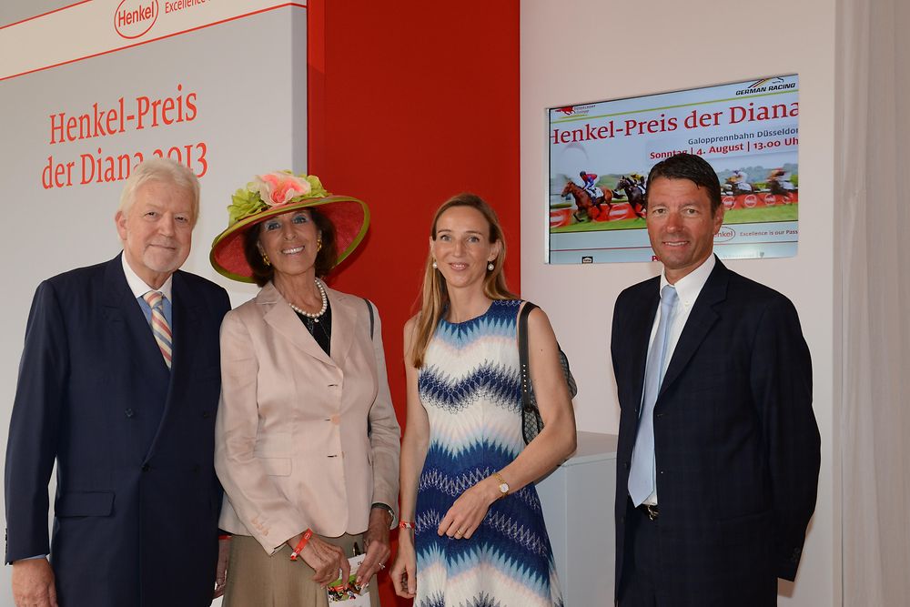 Peter Endres, Präsident des Düsseldorfer Reiter- und Rennvereins, mit Ehefrau und Dr. Simone Bagel-Trah, Vorsitzende des Aufsichtsrats und des Gesellschafter- ausschusses von Henkel, und Henkel-CEO Kasper Rorsted (v.l.)