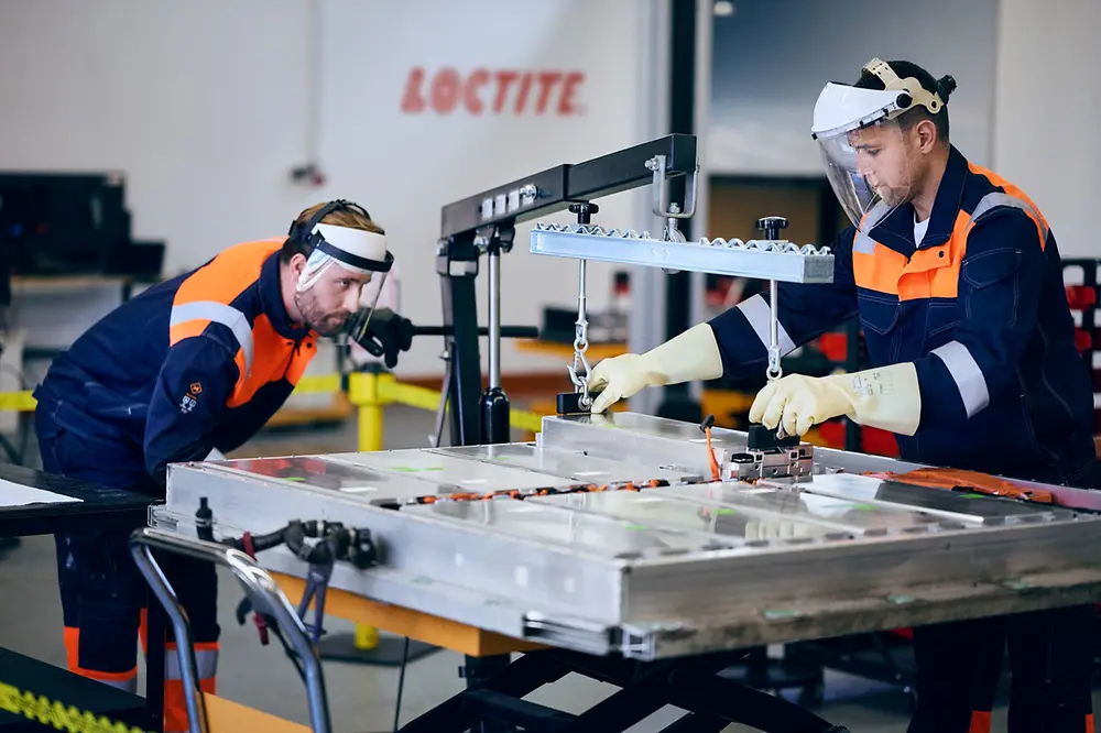 
Das neue Portfolio von Henkel bietet gezielte Lösungen sowie Know-how für die besonderen Herausforderungen bei der Reparatur von Elektrofahrzeugen. 