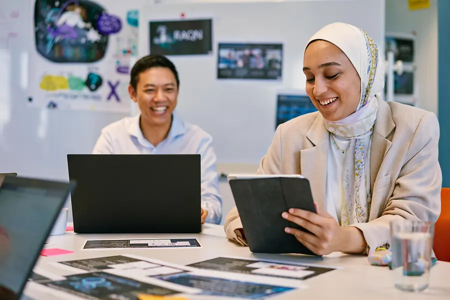 Henkel-recruiters die sollicitatietips en inzichten delen met kandidaten tijdens een online sessie.