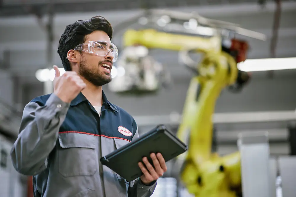 Technicus die geautomatiseerde machines bedient en de kwaliteit bewaakt.
