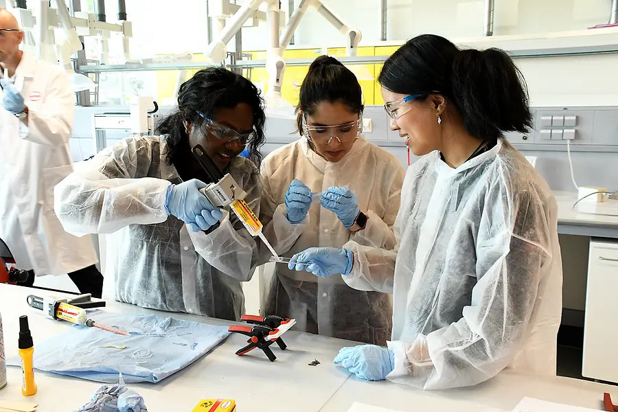 Drie vrouwen die in een laboratorium werken.