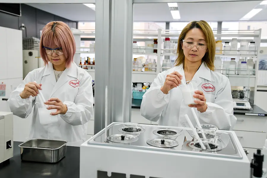 Afbeelding die Henkels IMPACT YOU-talentprogramma toont, meer bepaald het R&D Future Talent Program voor Henkel Consumer Brands, dat de kans biedt om een innovator van de toekomst te worden tijdens een 24 maanden durend interdisciplinair en internationaal leertraject.