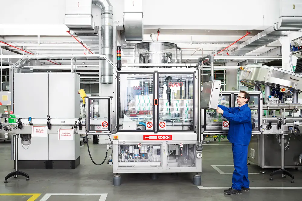 Een werknemer op de productielijn voor wasmiddelen in Düsseldorf.