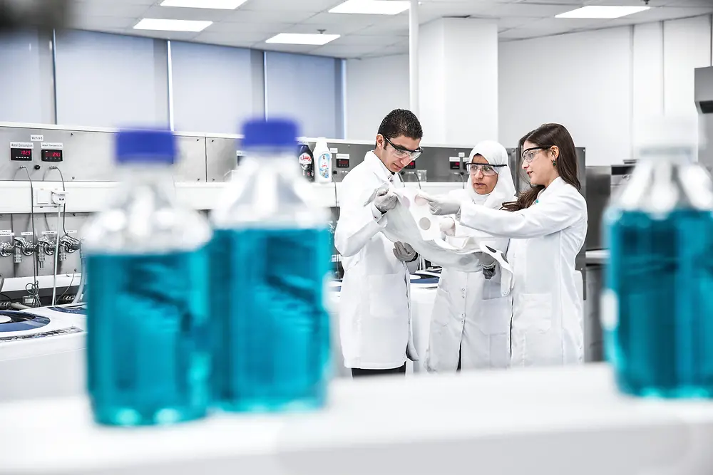 Drie onderzoekers in het innovatiecentrum van Dubai.