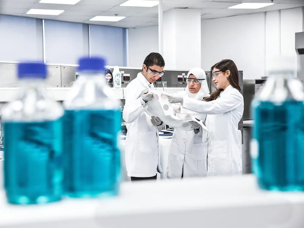 Drie onderzoekers in het innovatiecentrum van Dubai.