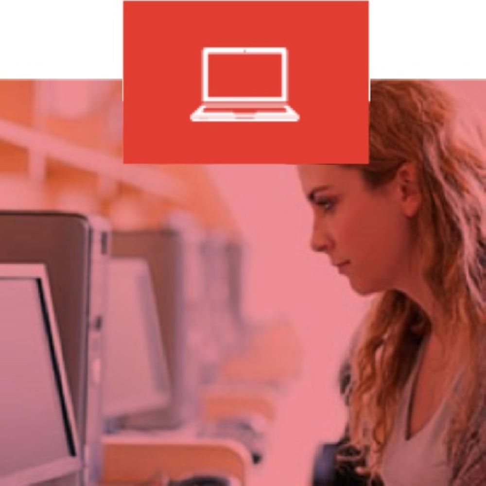 Young blonde woman sitting at a computer during the Henkel online application Process 